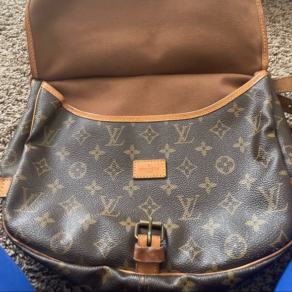 Louis Vuitton - Picture 2 of 5